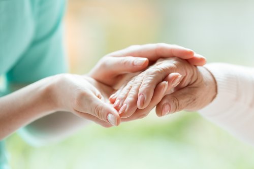 Anticipez les obsèques de vos protégés en respectant leurs dernières volontés. mains