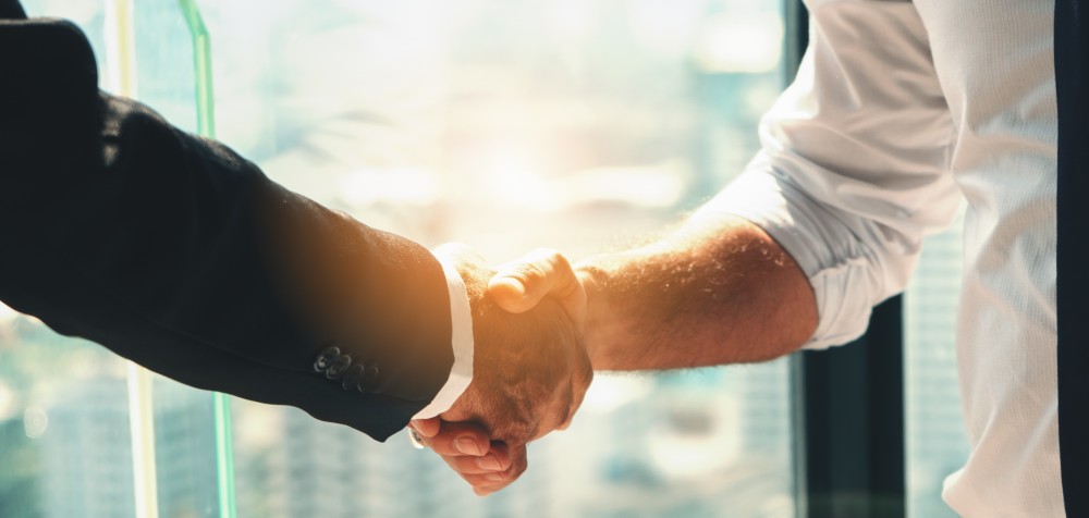 Un contrat sur mesure mains